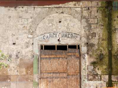 Anche in questo caso durante i lavori � emersa sulla parete una scritta antica: Carri Funebri